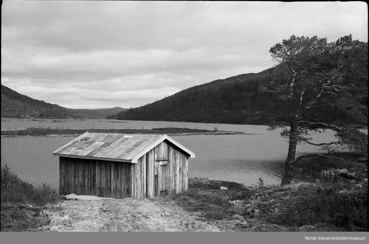 Båthus ved et vann på fjellet.