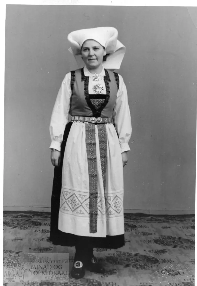 Kone frå Hardanger med felleskaut.
