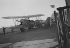 Flygplan SK 5 nr 66 står vid en hangar på flygstationen på Bulltofta vid flygdag den 5 september 1926.