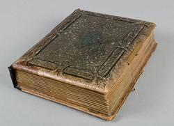 Album. Fotoalbum med grönbruna pärmar. Mönster i relief. Tejpad rygg. Metallspänne. Fjorton kartongsidor att sätta visitkorts- och kabinettsfotografier i. I flera fack saknas bilder. Fotografier tagna...