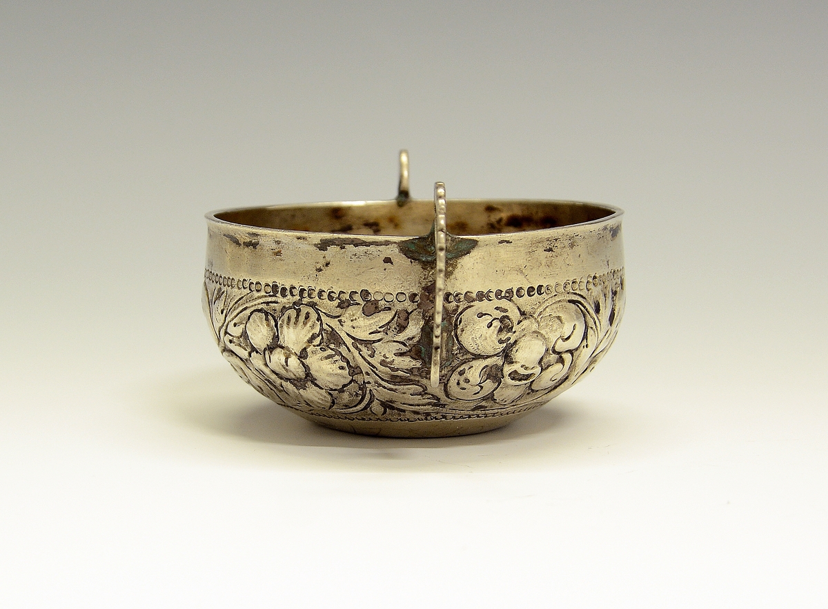 Øreskål. Fra protokollen: Sylvbolle med 2 hevlar (hanker). Ikring er drivi eit rankormanent. Sylvstempel under MNS 1709. (R. Berge)
Mester Michel Nielsen, Øyestad.