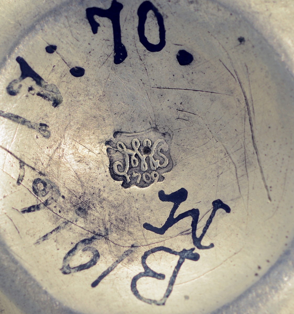 Øreskål. Fra protokollen: Sylvbolle med 2 hevlar (hanker). Ikring er drivi eit rankormanent. Sylvstempel under MNS 1709. (R. Berge)
Mester Michel Nielsen, Øyestad.