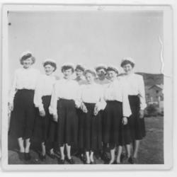 Nordvågen Sangforening eller Damekor? Kvinnene har sangerlue