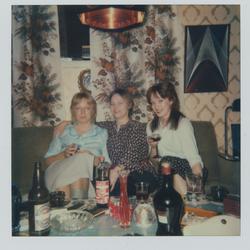 Lillian Nilsen til venstre. Fest på 1970-tallet?