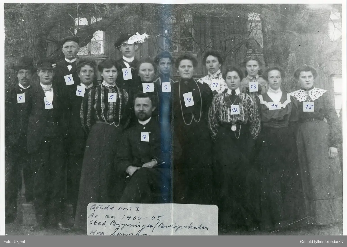 Soli sangkor i Tune. Dirigent Ole Steffensen Isene ved Soli Bruksskole.
1. NN, 2. NN, 3. Hermann Hatterød, 4. NN. 5. Jenny Haugeli, 6. Kristian Aagaard, 7. Ole Steffen Isene, 8. Bertha Huset, 9. Marie Sannengen 10. Hanna Isebakke, 11. Mina Melby 12. Betzy Haugeli.
Se vedlagt navnekart med nummer på personene.