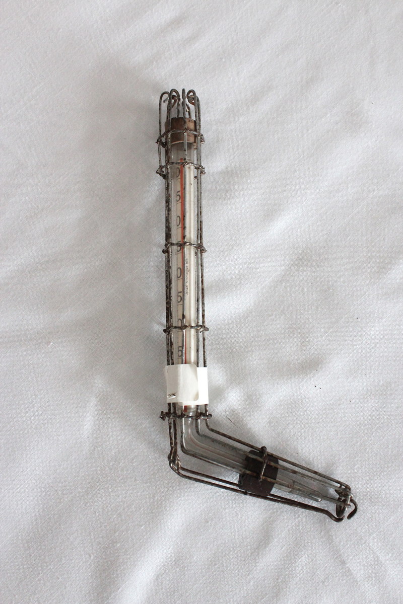 Brukt i formesker. På termometeret med kobberdekke kan det ses spor av mønjepigment. Dette har antagelig vært fastmontert i en karvegg. 

To av termometerne  har vært skrudd inn i en karvegg. 

Samtlige har gradinndeling i celsius. 


Fra samlingen etter Ole Gjestvang. 
