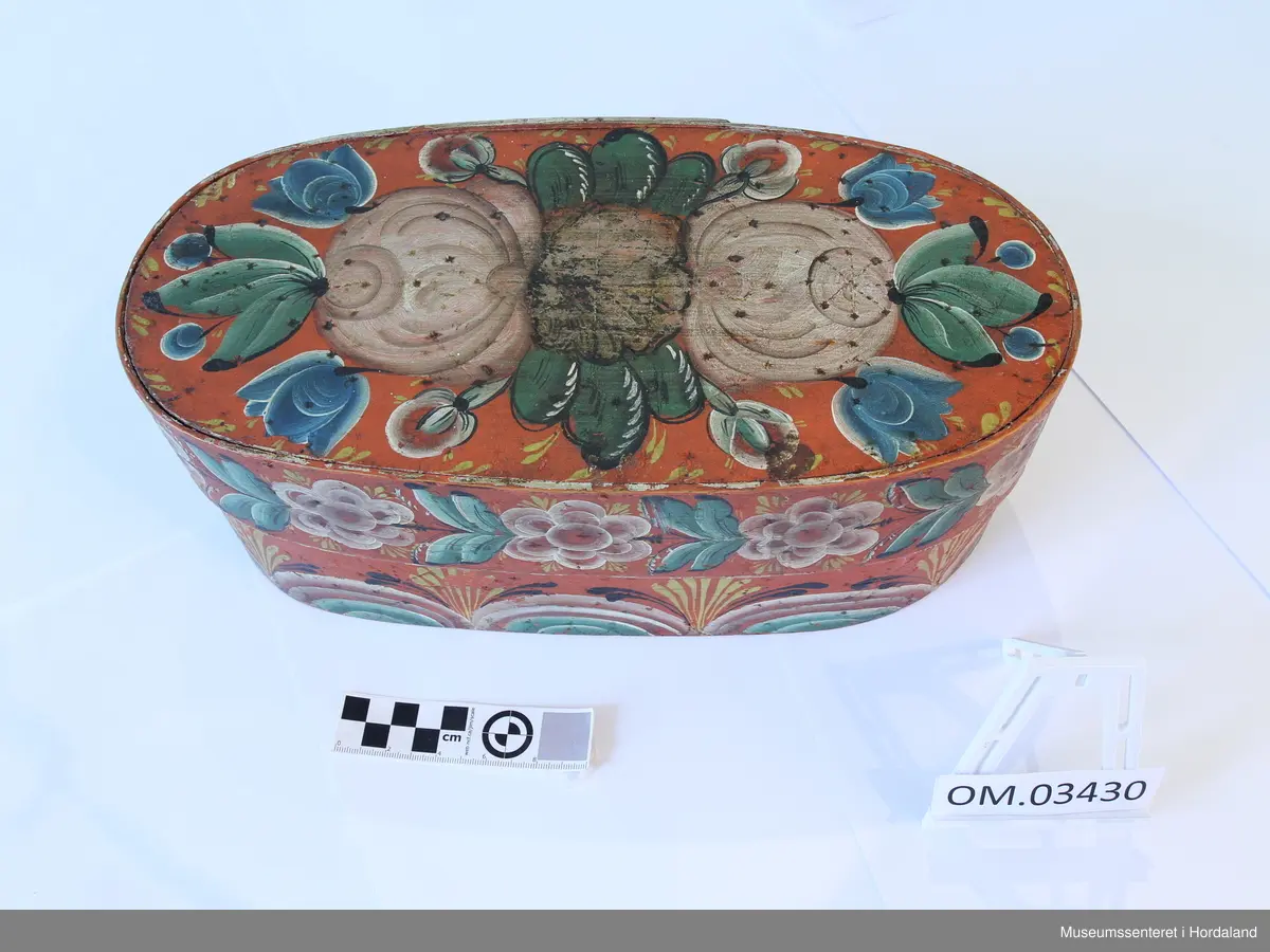 Oval øskje med lok. Rosemaling.