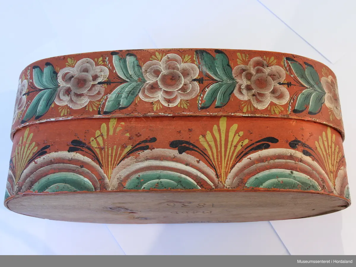 Oval øskje med lok. Rosemaling.