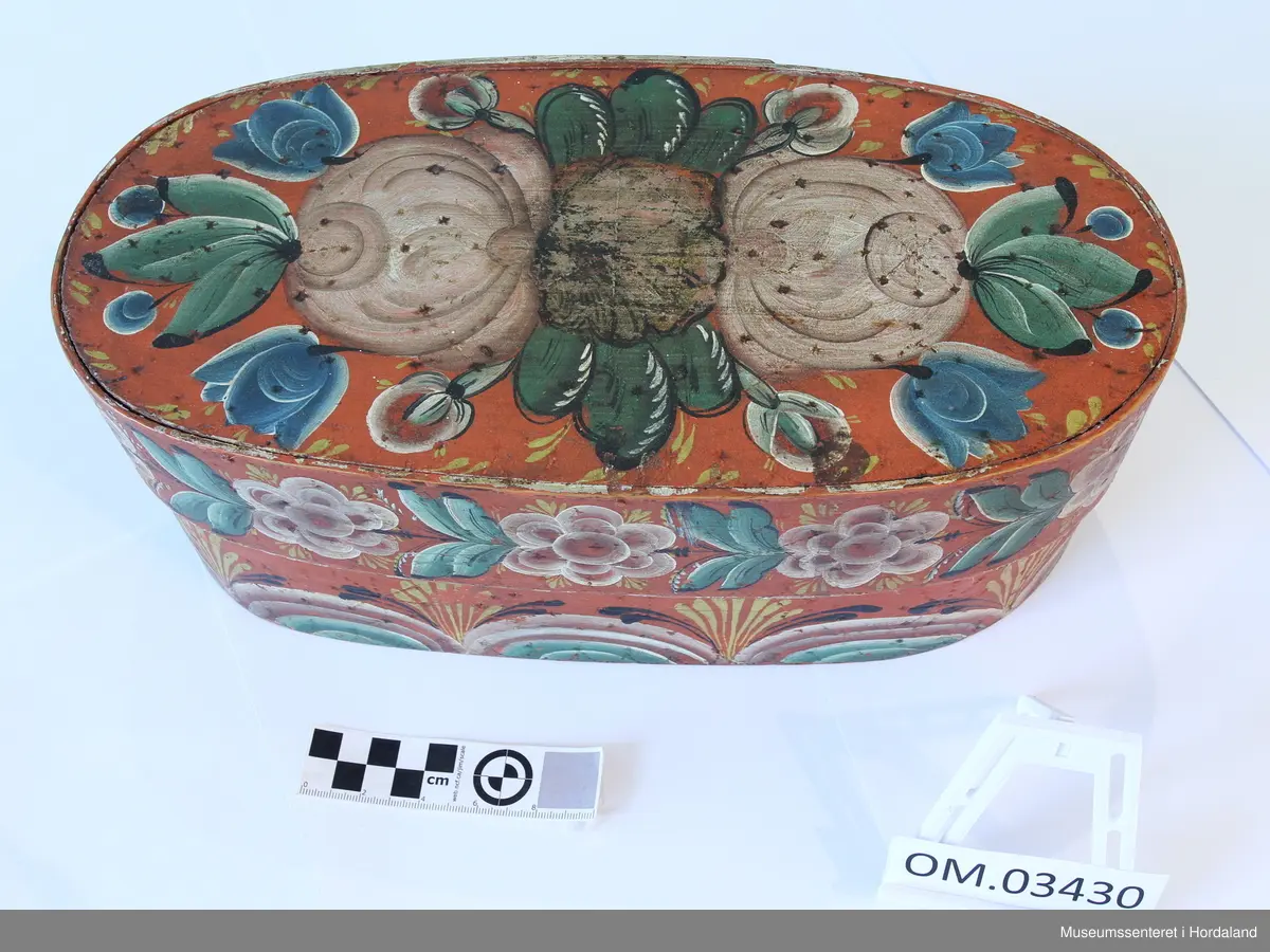 Oval øskje med lok. Rosemaling.