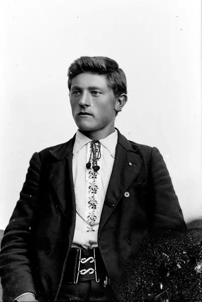 Studioportrett, ung mann, med brodert skjorte, "lisse", liss