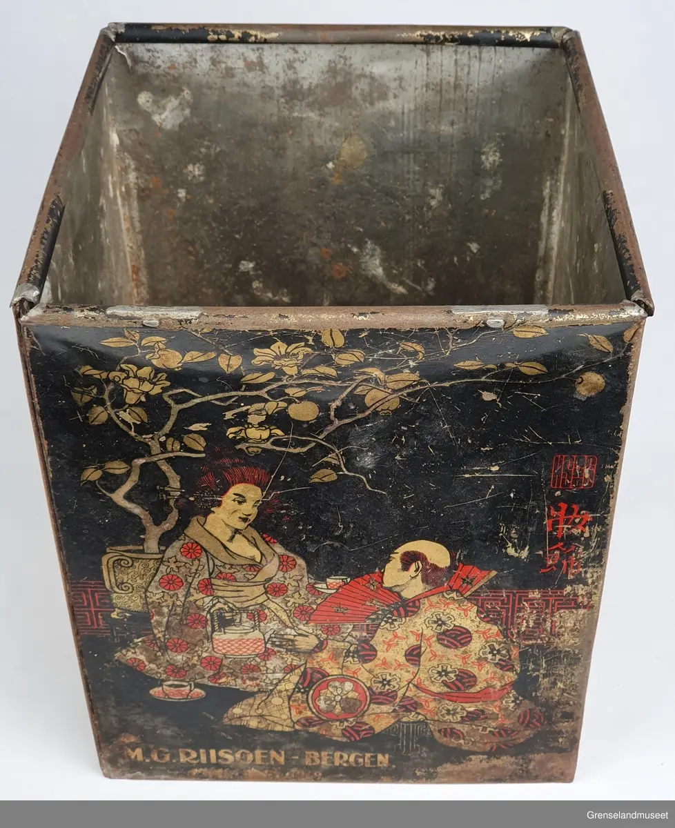 Blikkboks. Svartlakkert. Påmalt japansk par og japanske skrifttegn.