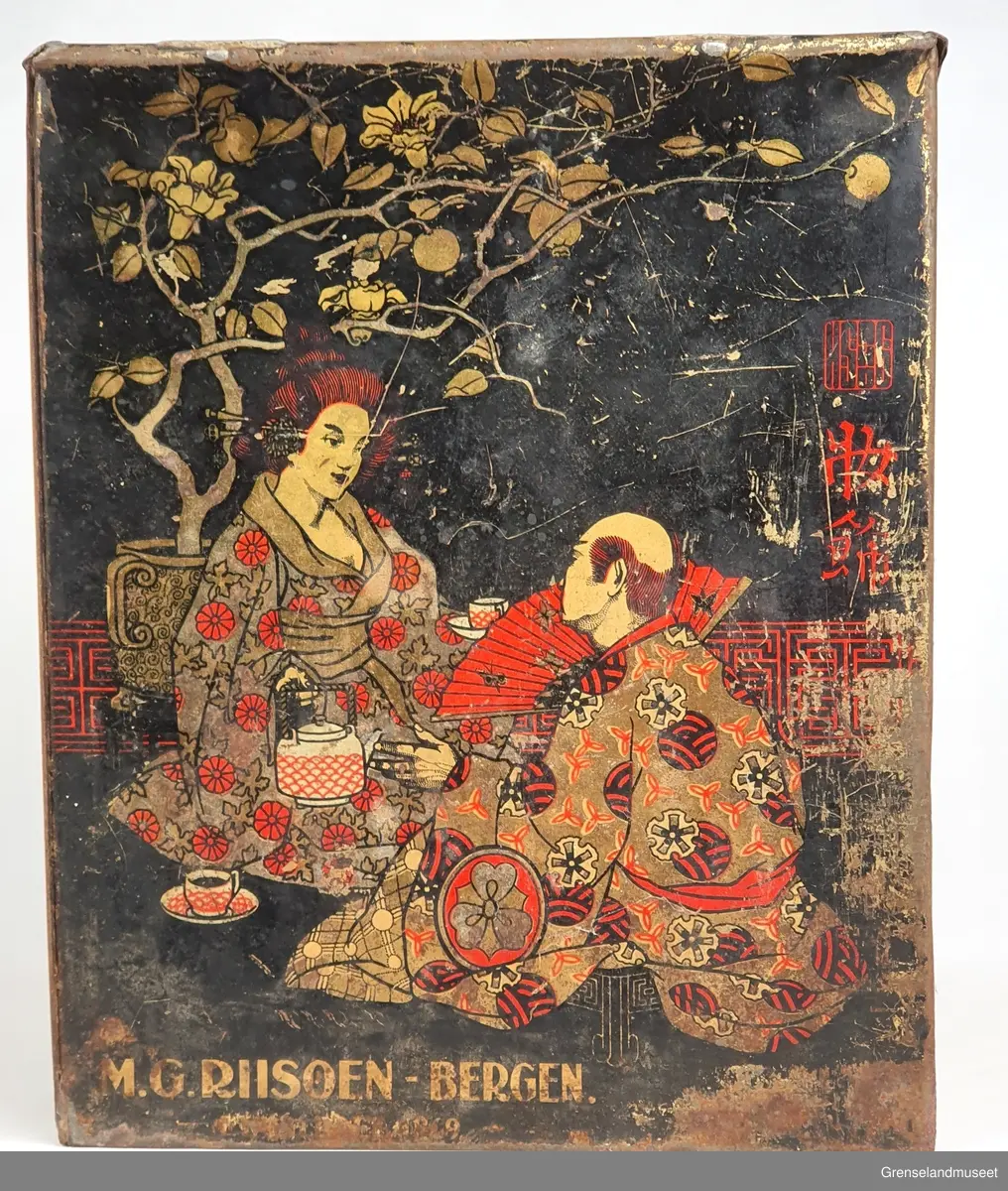 Blikkboks. Svartlakkert. Påmalt japansk par og japanske skrifttegn.