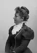 Porträtt. Porträttbild från Maria Teschs ateljé. 

Foto: Maria Tesch.

Fotograferad i Maria Teschs ateljé som fanns i Linköping åren 1873 - 1936. 

Digitaliserad efter original glasnegativ som förvaras på Stiftsbiblioteket /Linköpings stadsbibliotek.