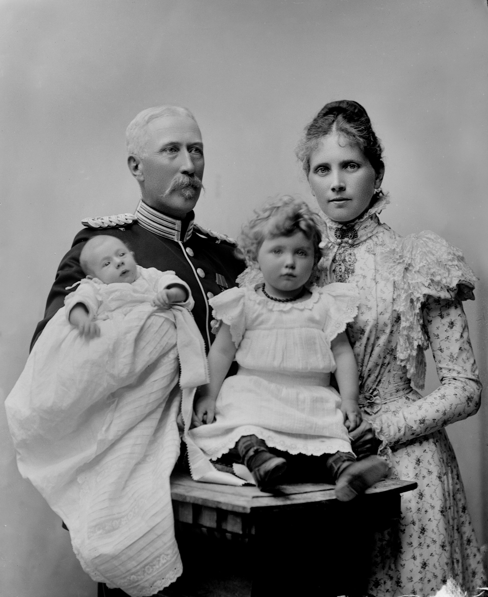 Gruppbild. Familj. Porträtt. Porträttbild från Maria Teschs ateljé. 

Foto: Maria Tesch.

Fotograferad i Maria Teschs ateljé som fanns i Linköping åren 1873 - 1936. 

Digitaliserad efter original glasnegativ som förvaras på Stiftsbiblioteket /Linköpings stadsbibliotek.