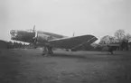 Flygplan B 3 Junkers Ju 86K tillhörande F 1 Västmanlands flygflottilj står på ett flygfält.