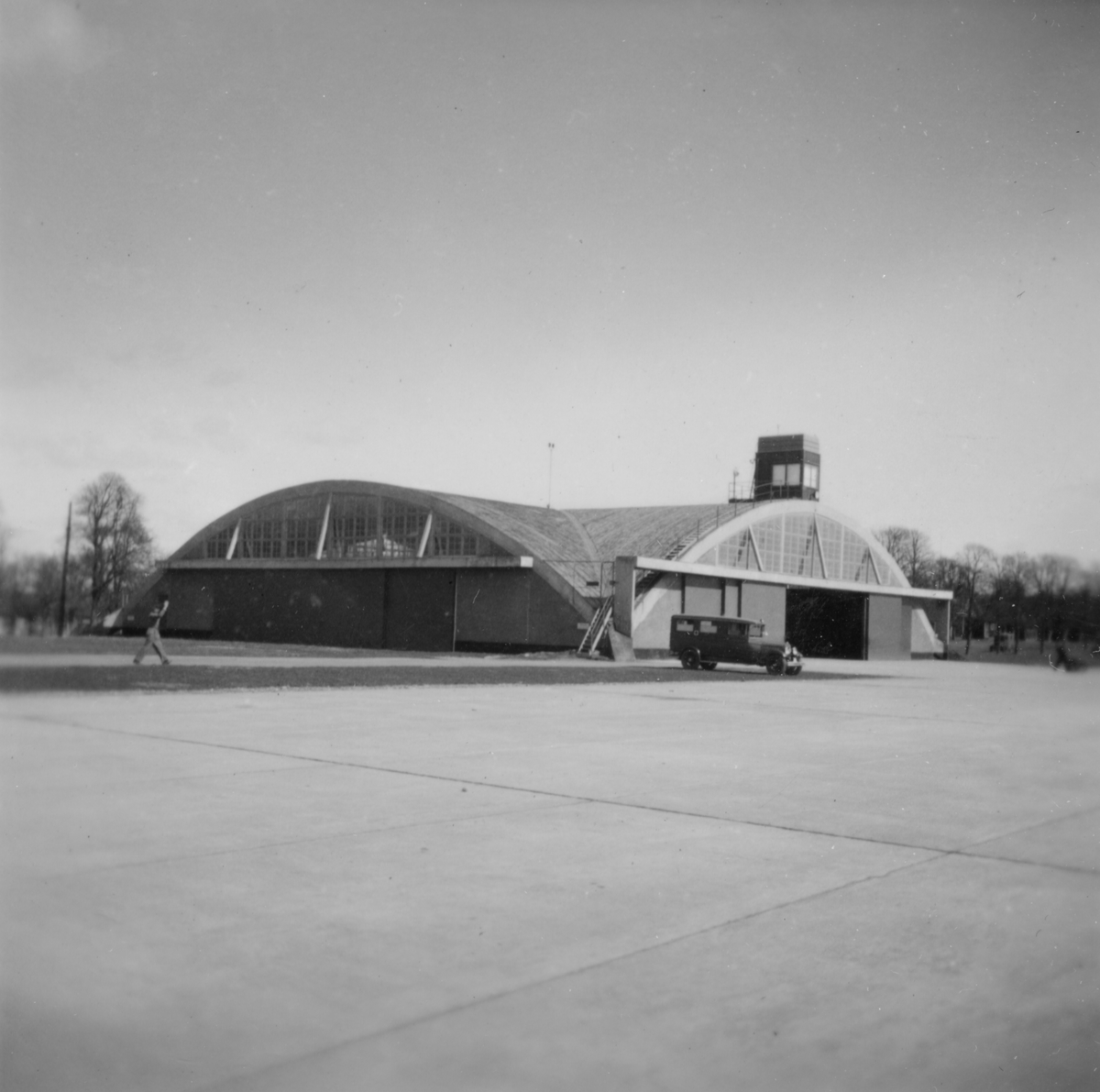Hangar 81 på F 3 Malmen. Framför hangaren står en bil.