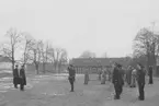 Uppställning av manskap på kaserngård vid F 3 Malmen, vintertid.