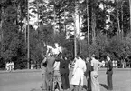 SM i gång på Värendsvallen, 1943.
Werner Hardmo hissas efter sitt världsrekordslopp.