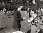 SM i gång på Värendsvallen, 1943.
Prisutdelning. May Bengtsson får pris och blommor.