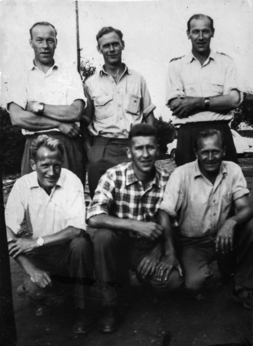 Gruppe 6, snekkere som pendlet fra Hamar til Oslo-området. Bildet er tatt i 1958. Bak f.v Reidar Nilsen 1919-1989, Thorbjørn Ingvaldsen, ukjent. Foran f.v. ukjent, ukjent, Rolf Thomassen..