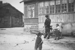 Har du opplysninger om disse bildene fra Salttjern og Vadsø?