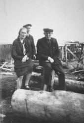 Har du opplysninger om disse bildene fra Salttjern og Vadsø?