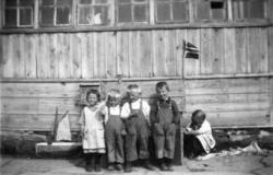 Har du opplysninger om disse bildene fra Salttjern og Vadsø?