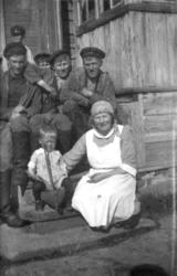 Løfgren familien i Salttjern. Foran: Emma Eugenia Løfgren me