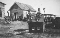 Har du opplysninger om disse bildene fra Salttjern og Vadsø?