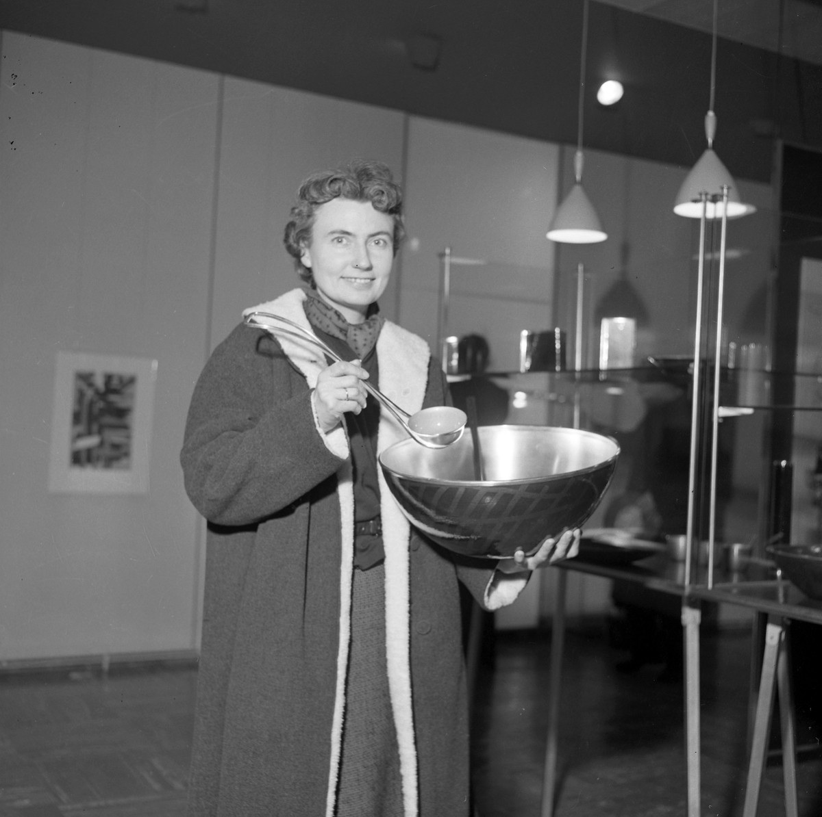 Brukskunstner Grete Prytz Korsmo med emaljearbeider
