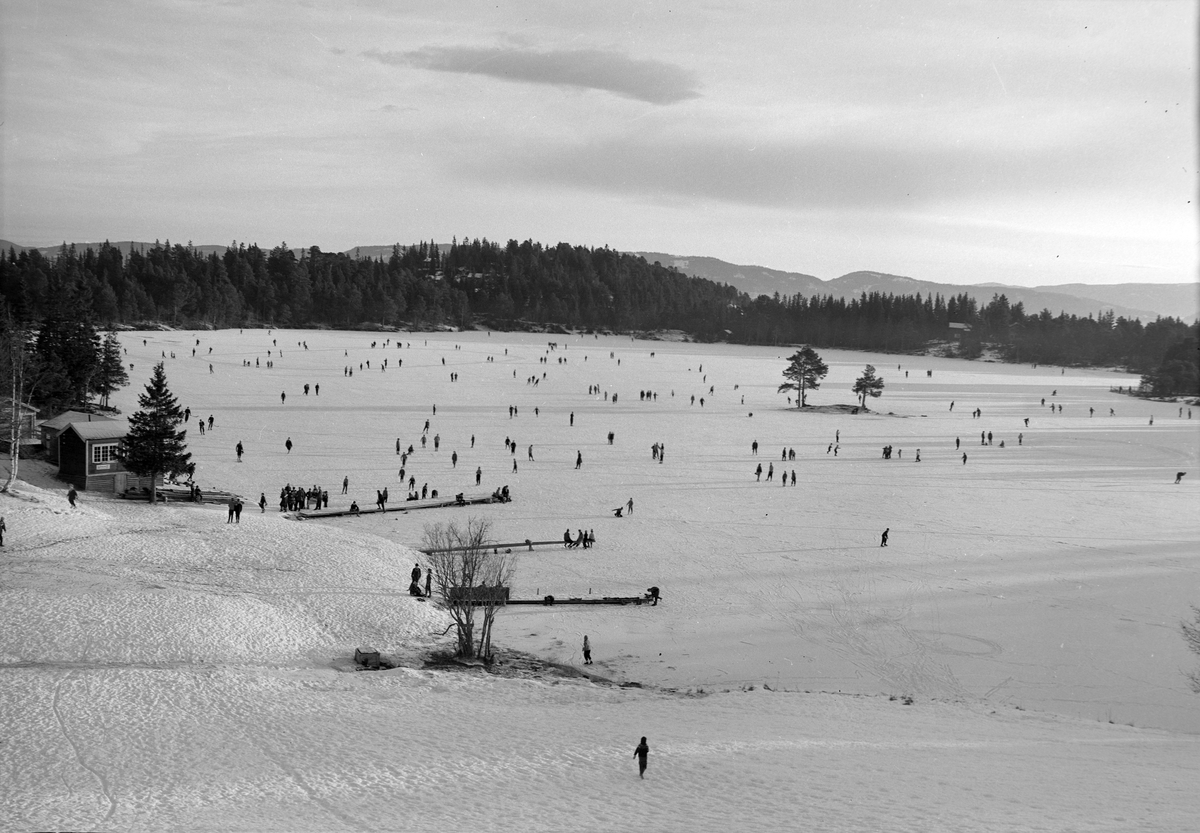 Utfart i Bymarka. Skøyteis på Lianvannet