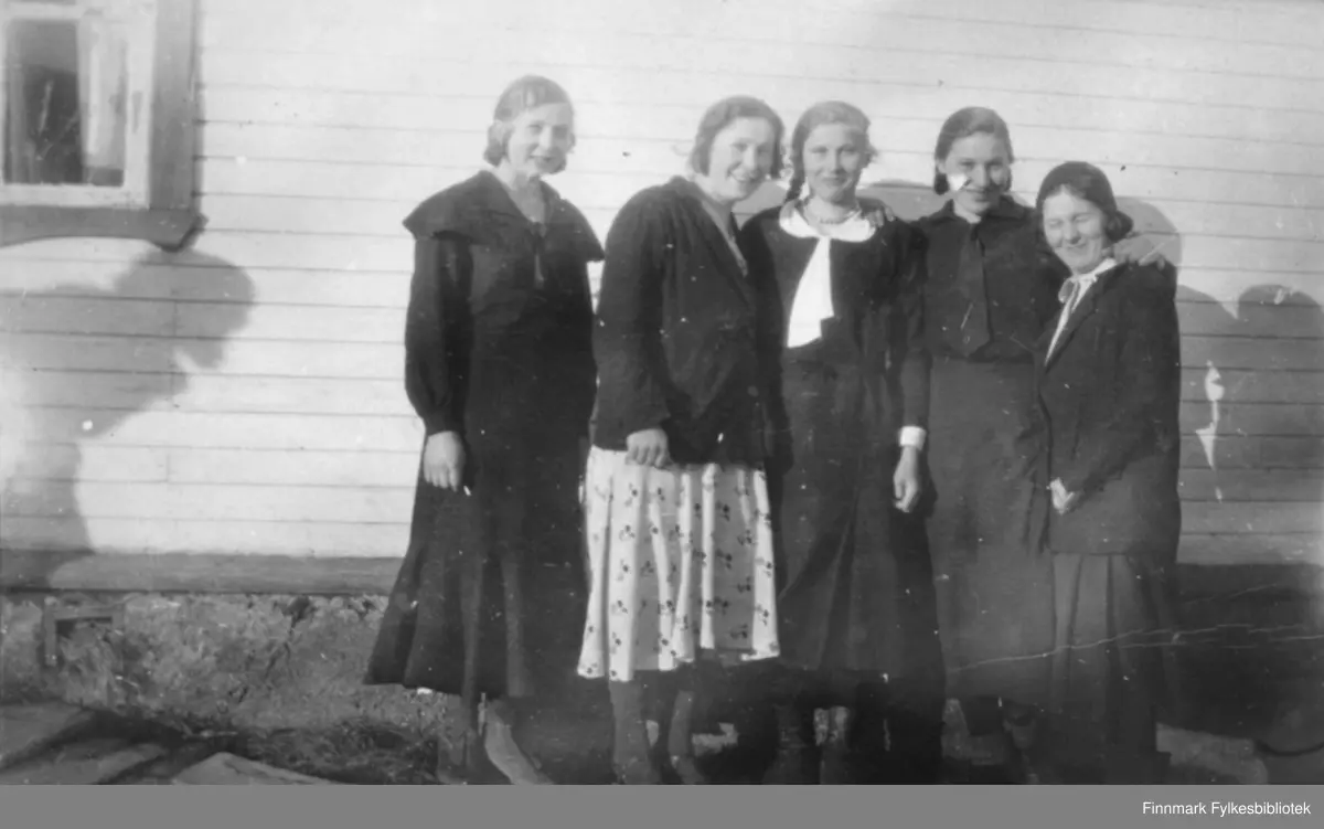 Fem damer fotografert foran et hus, antakelig i Salttjern.