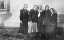 Fem damer fotografert foran et hus, antakelig i Salttjern.