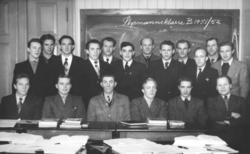 På tavla står det en tekst: "Styrmannsklasse B 1951/1952".