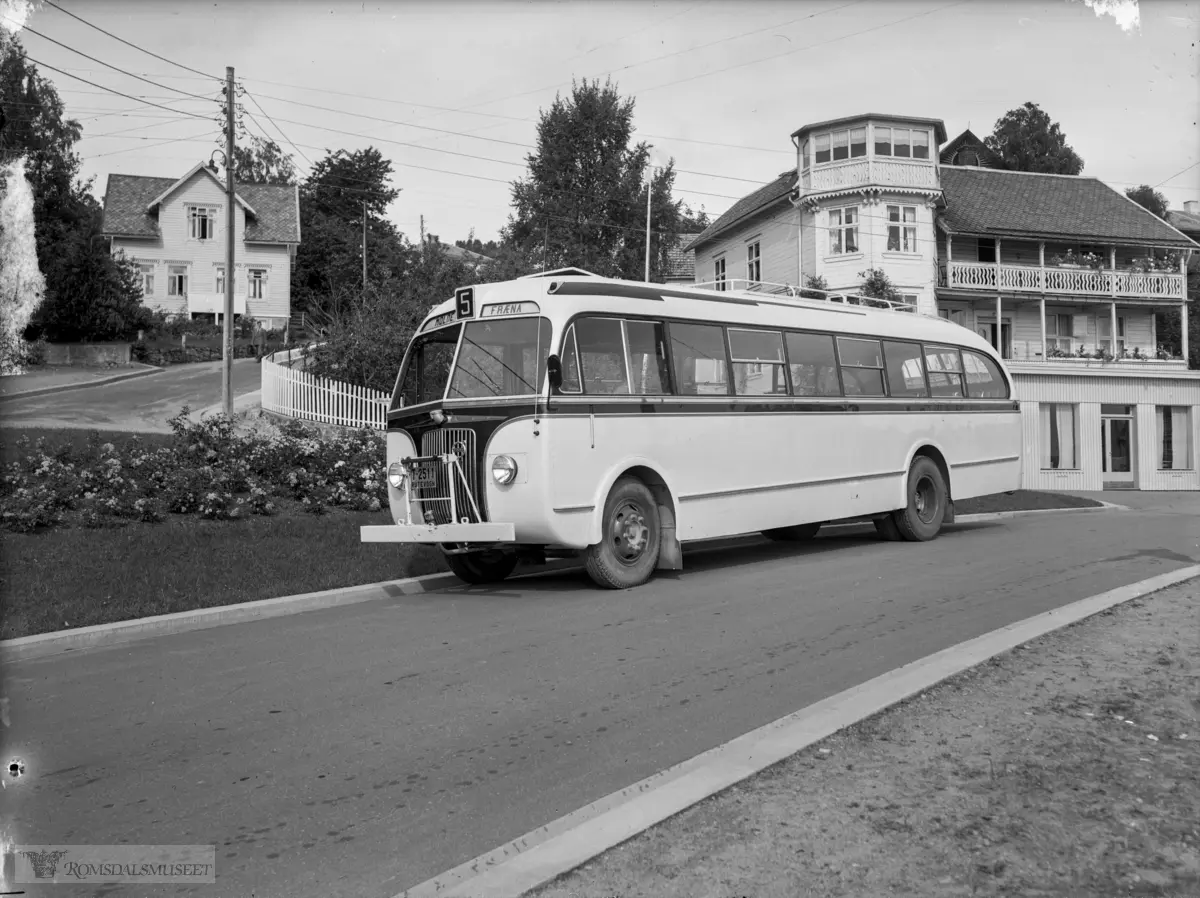 Frænaruta ved gatekrysset Parkvegen – Sandvegen i Molde. Busselskapet hadde rute mellom Eidemkrysset i Fræna og Molde. .Volvo B 510 reg nr: T-2511. mod 1950 bygd av Busbygg..38 seter. tilhører Frænaruta.