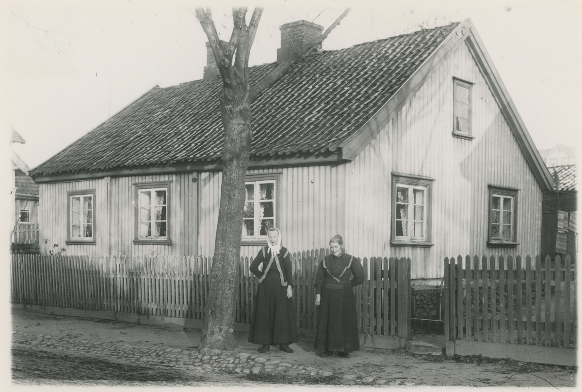 Klostergt., fem bilder. Trykk på pilen.

Bilde 1:
Nr. 32, trolig bygget før 1841.

Bilde 2:
Nr. 3 - "Pianogården".

Bilde 3:
Nr. 26, bygget før 1846.

Bilde 4:
Nr. 23 - Dansesalen ("Svarten").
Historikk: "Vandogsalen" holdt til i 2.etg. her.

Bilde 5:
Nr. 20.