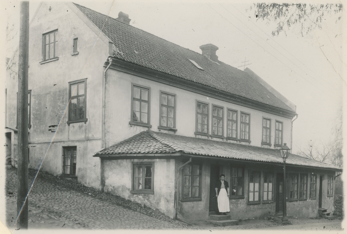 Klostergt., fem bilder. Trykk på pilen.

Bilde 1:
Nr. 32, trolig bygget før 1841.

Bilde 2:
Nr. 3 - "Pianogården".

Bilde 3:
Nr. 26, bygget før 1846.

Bilde 4:
Nr. 23 - Dansesalen ("Svarten").
Historikk: "Vandogsalen" holdt til i 2.etg. her.

Bilde 5:
Nr. 20.