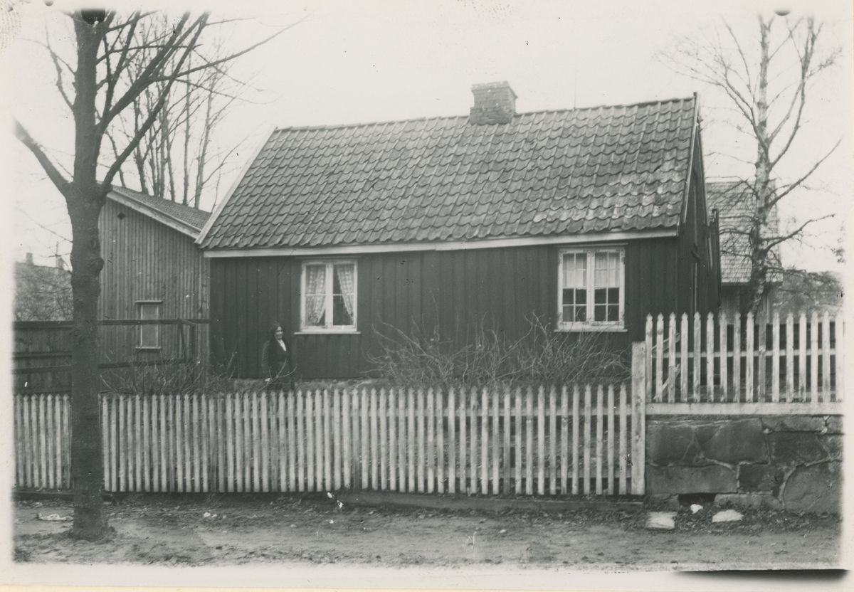 Klostergt., fem bilder. Trykk på pilen.

Bilde 1:
Nr. 32, trolig bygget før 1841.

Bilde 2:
Nr. 3 - "Pianogården".

Bilde 3:
Nr. 26, bygget før 1846.

Bilde 4:
Nr. 23 - Dansesalen ("Svarten").
Historikk: "Vandogsalen" holdt til i 2.etg. her.

Bilde 5:
Nr. 20.