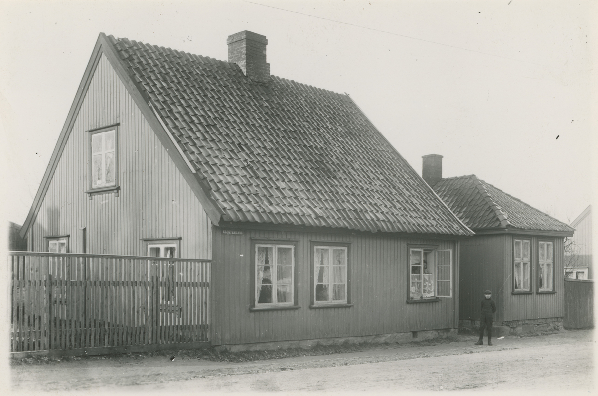 Klostergt., tre bilder, ca. 1910. Trykk på pilen.

Bilde 1:
Nr. 33. Bygget før 1815.

Bilde 2:
Nr. 34.

Bilde 3:
Nr. 35. Bygget før 1802. "Konsumptionshus", senere "Tollvakthuset".