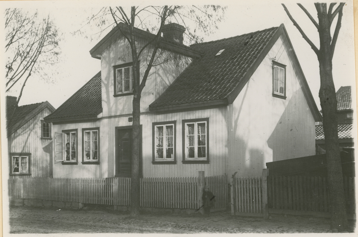 Klostergt., tre bilder, ca. 1910. Trykk på pilen.

Bilde 1:
Nr. 33. Bygget før 1815.

Bilde 2:
Nr. 34.

Bilde 3:
Nr. 35. Bygget før 1802. "Konsumptionshus", senere "Tollvakthuset".