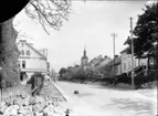 Infarten till Gränna vid f d Söder tull. Stensättning av västra trottoaren, en rad med borgmästarsten. Närmast i bild till vänster Brahegatan 3. Till höger Brahegatan 2-4.