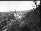 Vy från Grännaberget ner Gränna kyrka och kvarteren söder därom på Bergsgatan.