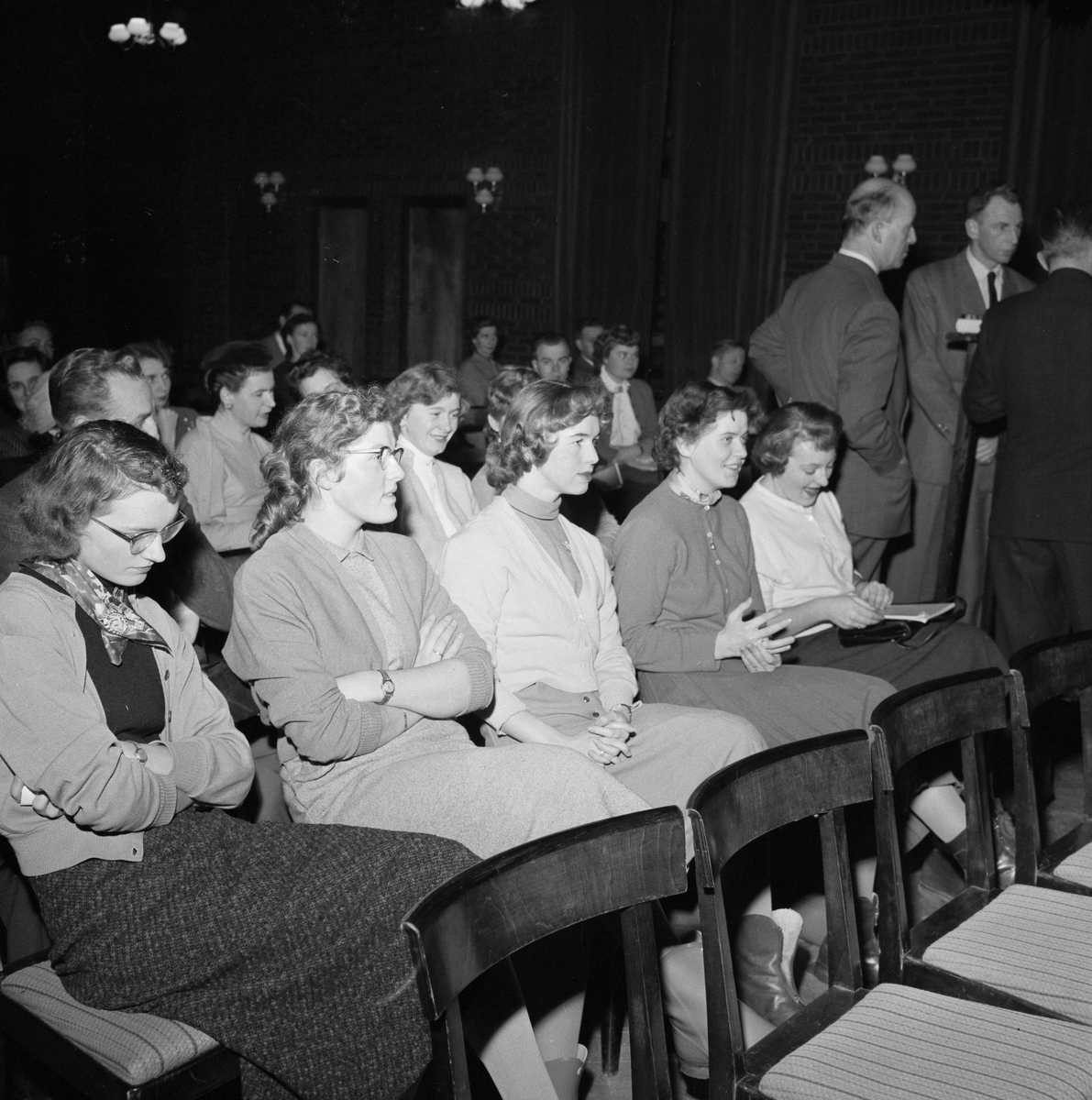 Foredragsholder professor Arne Korsmo ved kurset "Det moderne hjem - dets innredning og økonomi" i Handelsstandens hus