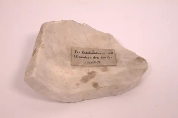 Stenstykke fra katakombe i Alexandria, Egypt