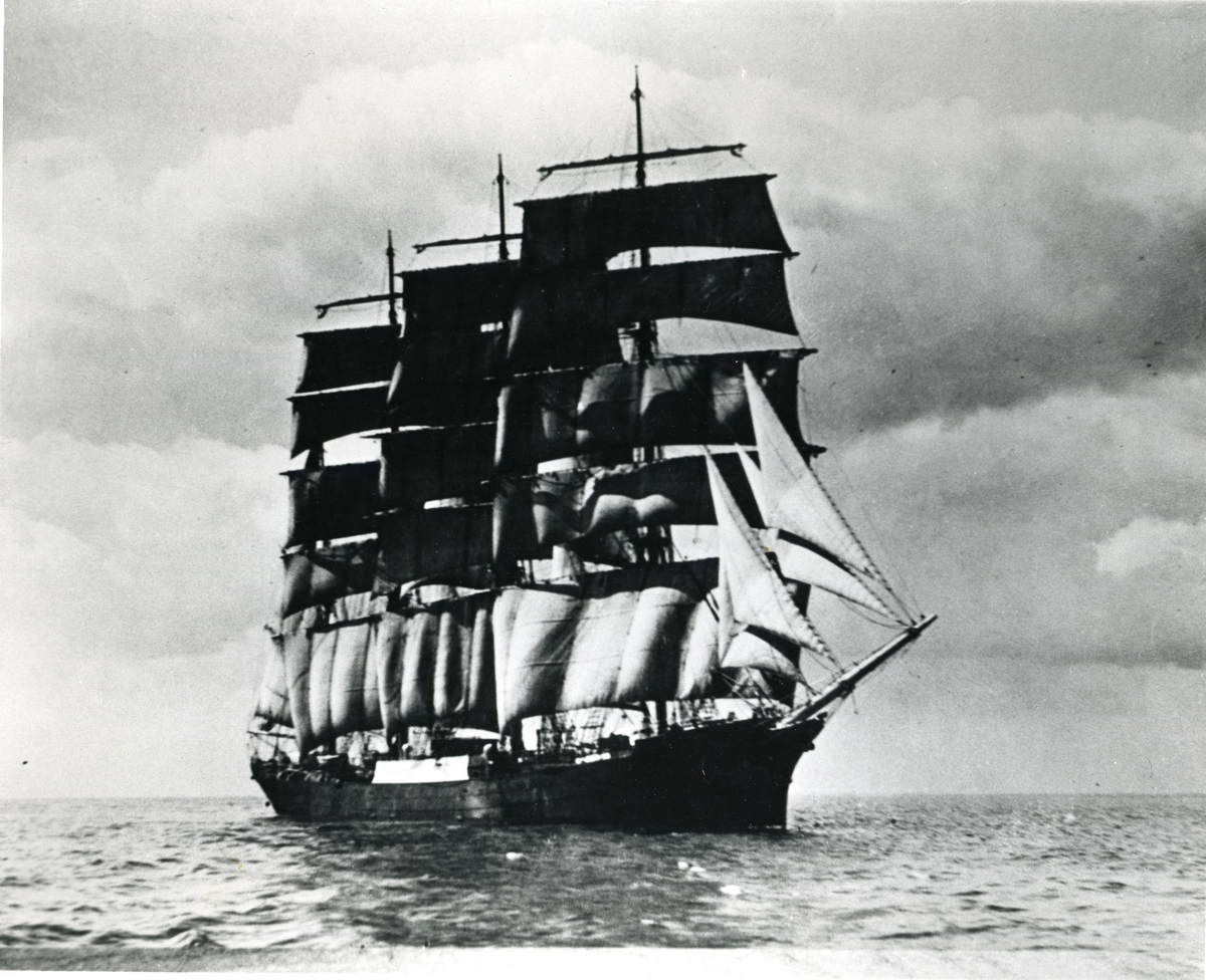Fyrmastade stålbarken Moshulu ägdes av Gustaf Erikson 1935 - 1947.
