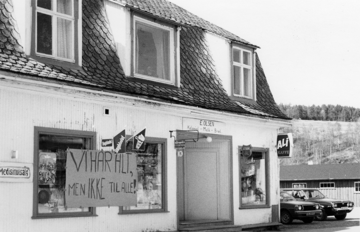 17.mai 1980 Russen har hengt opp bannere med spøkefulle  slagord på butikker i Tolga