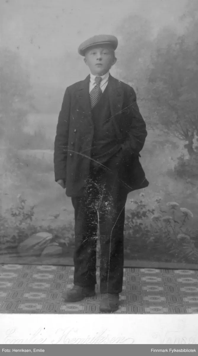 Atelier portrett av en ung mann. Fotograf er Emilie Henriksen.