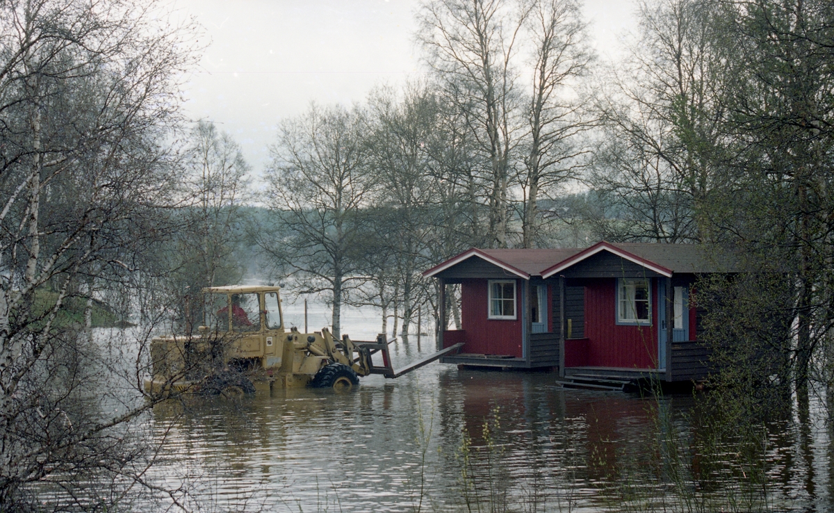 Flom-bilder. Campinghytter under vann