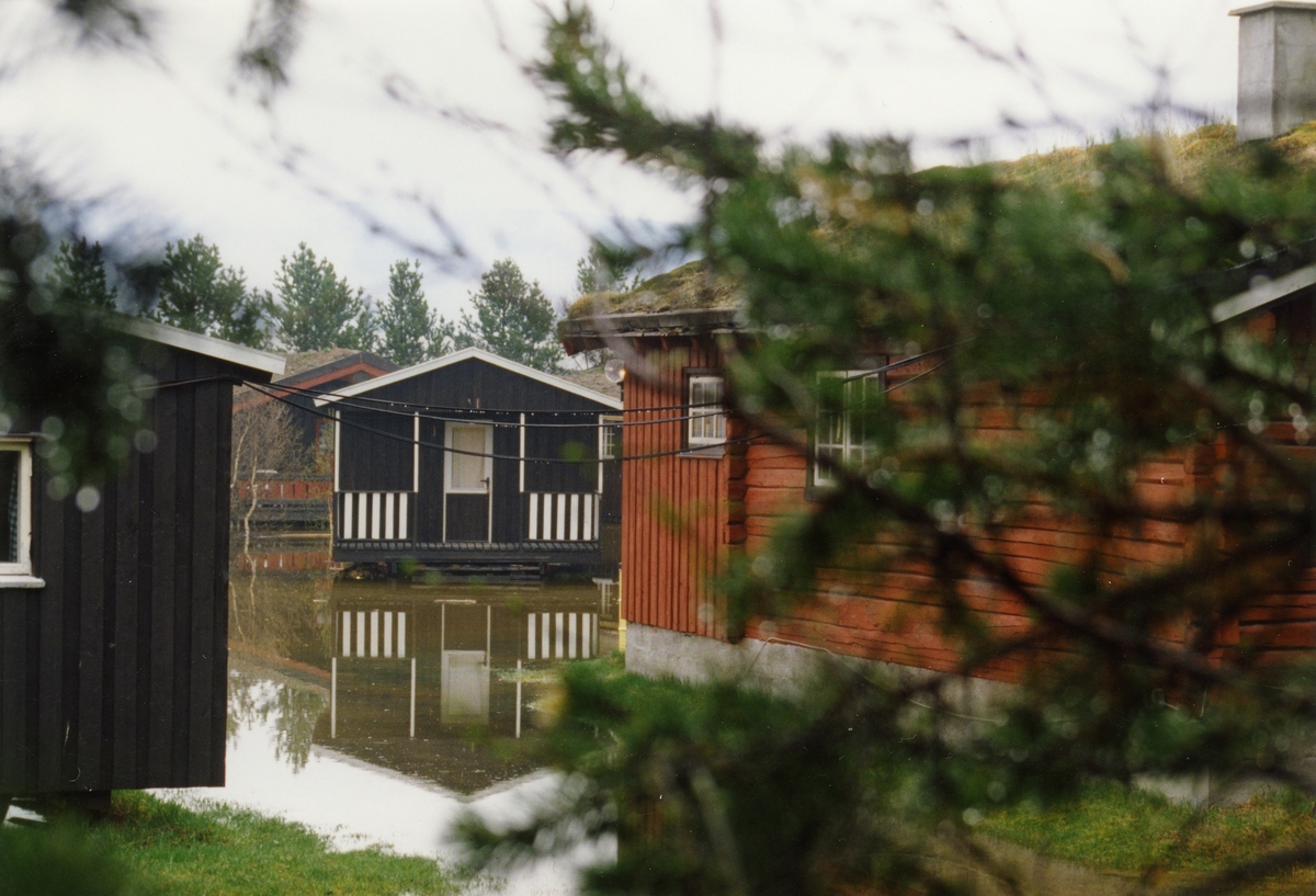 Flom-bilder. Campinghytter under vann