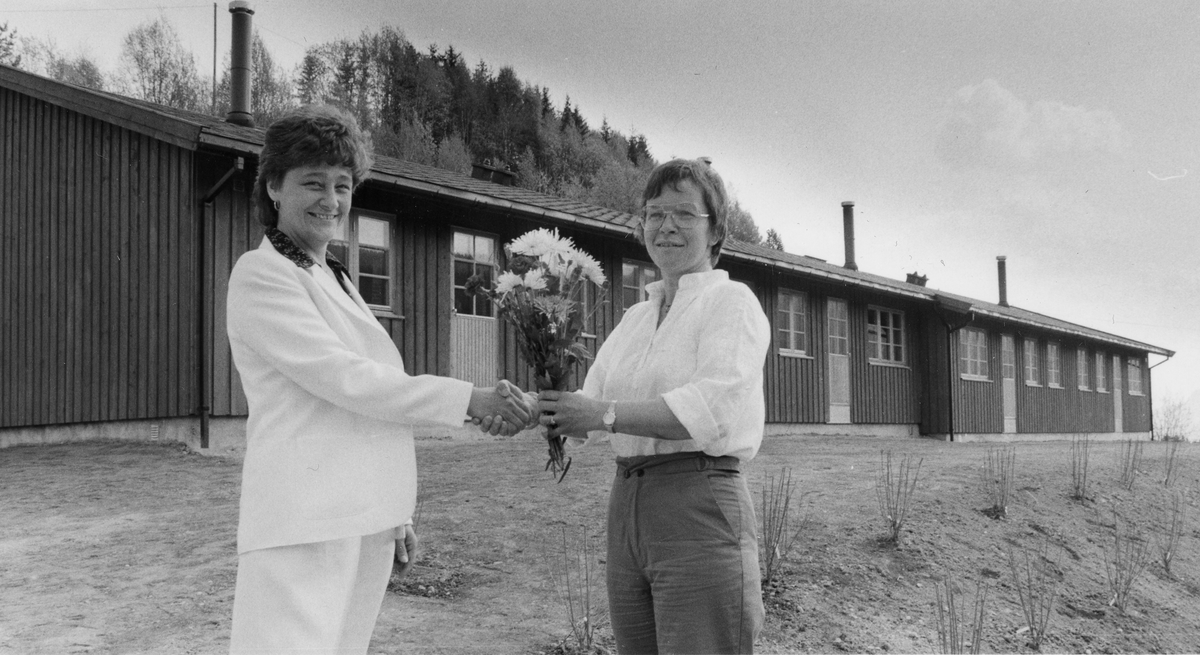 Langtregga Trygdeboliganlegg. Varardfører Gerd Rugsveen overrekker blomster til formann i byggekomiteen Randi Arnestad Horten